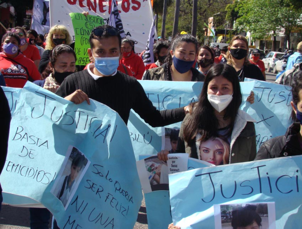 Familiares de Marilú Robledo se brindan consuelo durante la marcha realizada para pedir justicia por su asesinato y el de otras víctimas de la violencia. 18-10-21. Fabián Maldonado/NORTE
