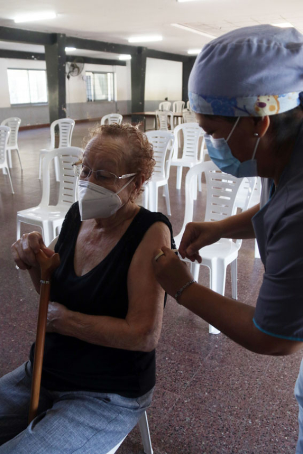 Vacunación de adultos mayores contra el coronavirus. FOTO: MIGUEL ROMERO.