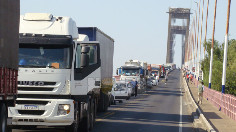Congestión vehicular en el puente: evalúan ampliar la calzada para sumar carriles
