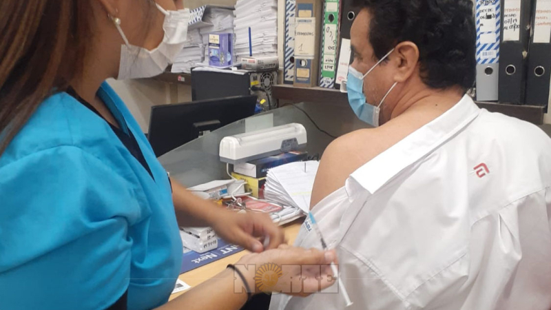 Covid-19: aplican el refuerzo al personal de salud y mayores de 60 años con cuatro meses de esquema primario