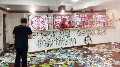 Un grupo mapuche ingresó por la fuerza y vandalizó la oficina de turismo de El Bolsón