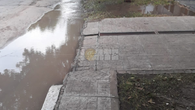 Vecinos preocupados por una enorme pérdida de agua