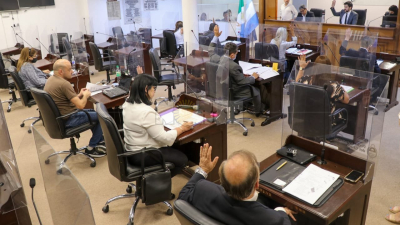 Denuncian que los radicales dieron superpoderes a Martínez y autorizaron un millonario endeudamiento
