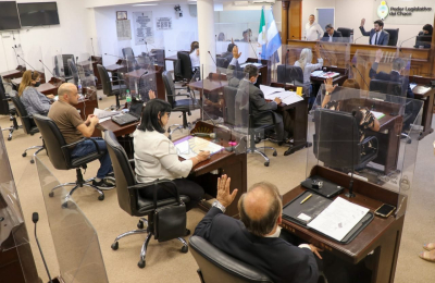 Denuncian que los radicales dieron superpoderes a Martínez y autorizaron un millonario endeudamiento