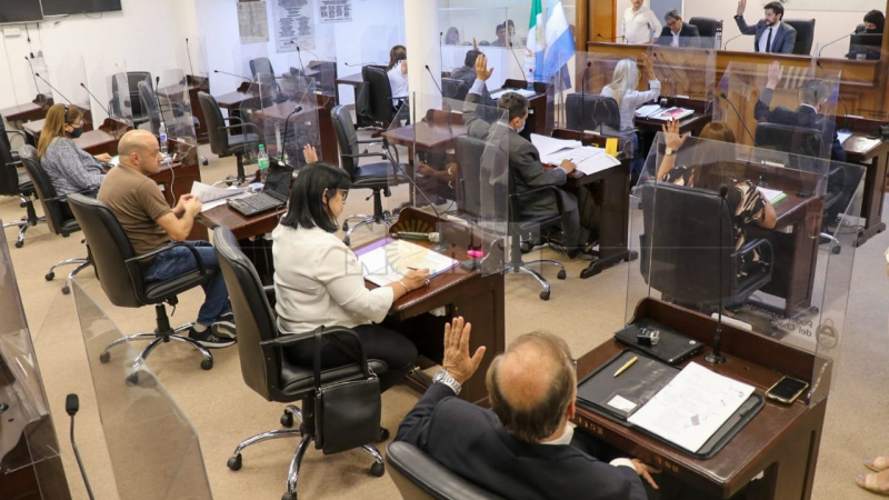 Denuncian que los radicales dieron superpoderes a Martínez y autorizaron un millonario endeudamiento