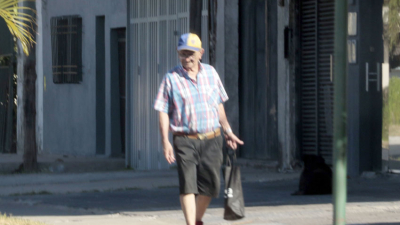 Hidratación, ropa fresca y mucha fruta para proteger a los adultos mayores