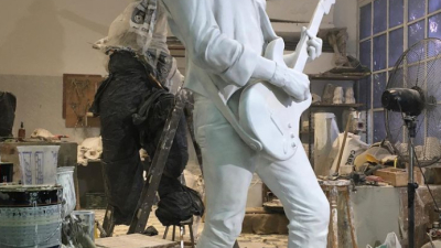Una escultura de dos metros rinde homenaje al músico Gustavo Cerati