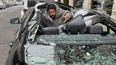 Cayó de un noveno piso sobre un auto y sobrevivió