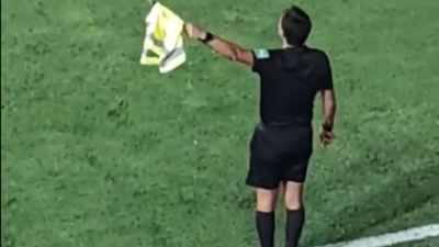Insólito: los jueces de línea usaron un chaleco como banderín