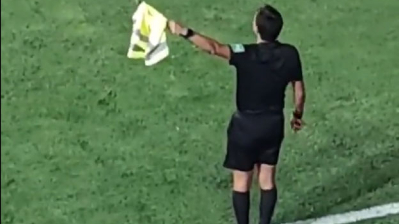 Insólito: los jueces de línea usaron un chaleco como banderín