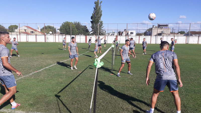 For Ever trabaja en doble turno con la cabeza puesta en All Boys