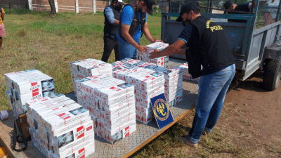 Decomisaron cartones de cigarrillos ilegales escondidos en el doble fondo de un trailer