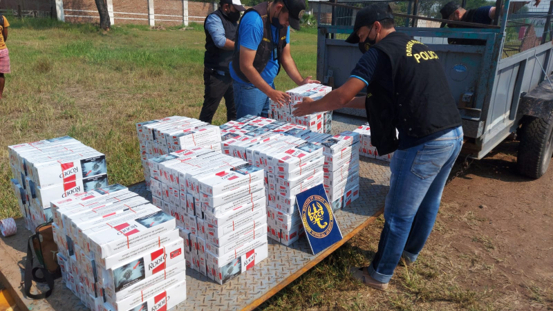 Decomisaron cartones de cigarrillos ilegales escondidos en el doble fondo de un trailer