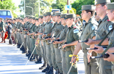 Gendarmes mantuvieron desnuda a una mujer varias horas