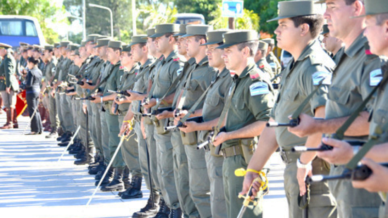 Gendarmes mantuvieron desnuda a una mujer varias horas