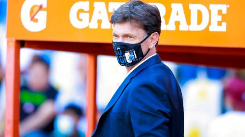 Violencia en la Liga MX: entrenador argentino del Querétaro salvó la vida a hinchas de Atlas