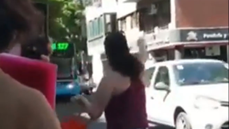 Apedreó a un colectivo por llegar tarde