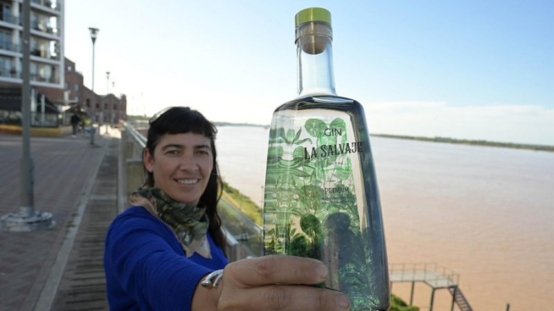 Una experta rosarina en destilados obtuvo una medalla de oro con un gin "con sabor del litoral"