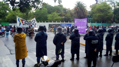 Protesta social bajo la lluvia