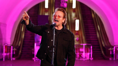 Sorpresa de U2 en Ucrania: Bono y The Edge dieron un show en una estación de subte de Kiev
