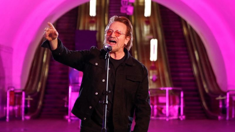 Sorpresa de U2 en Ucrania: Bono y The Edge dieron un show en una estación de subte de Kiev