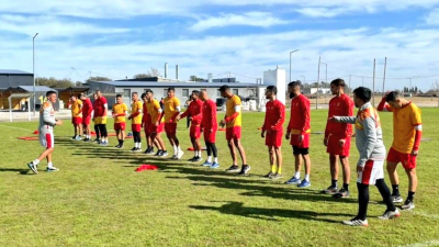 Sarmiento visita la casa del líder Racing de Córdoba con el objetivo de meterse nuevamente en la pelea