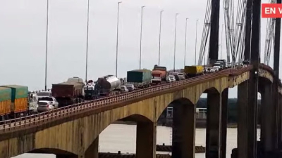 Atención conductores: demoras en el puente interprovincial por un camión averiado