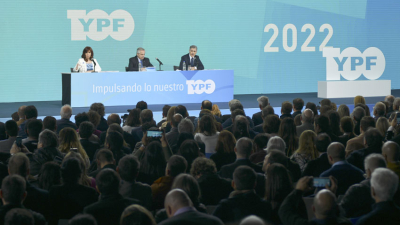 Alberto y Cristina encabezaron el acto por los 100 años de YPF
