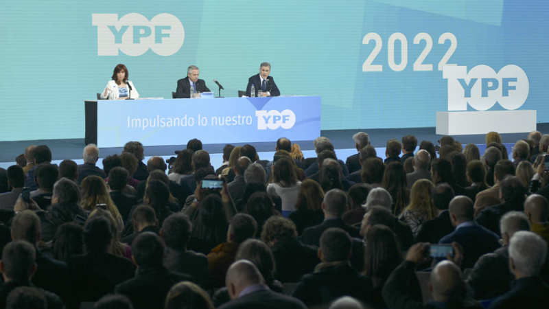 Alberto y Cristina encabezaron el acto por los 100 años de YPF