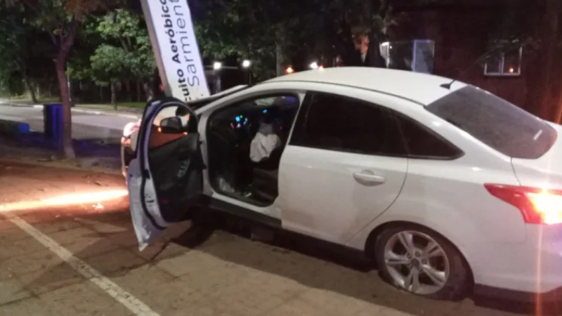 Peligroso despiste: un auto chocó un cartel en plena avenida Sarmiento