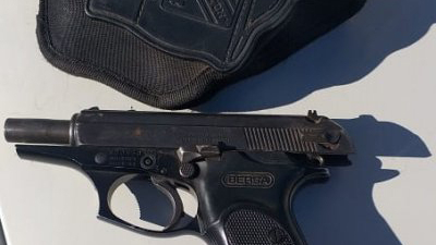 Remisero se defendió cuando quisieron sustraerle un celular: con un arma golpeó en la cabeza a un menor
