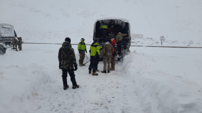 Cientos de autos, camiones y micros varados en alta montaña por la nieve