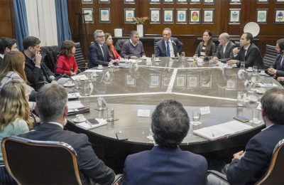 El gobierno flexibilizaría la restricción de dólares para empresas