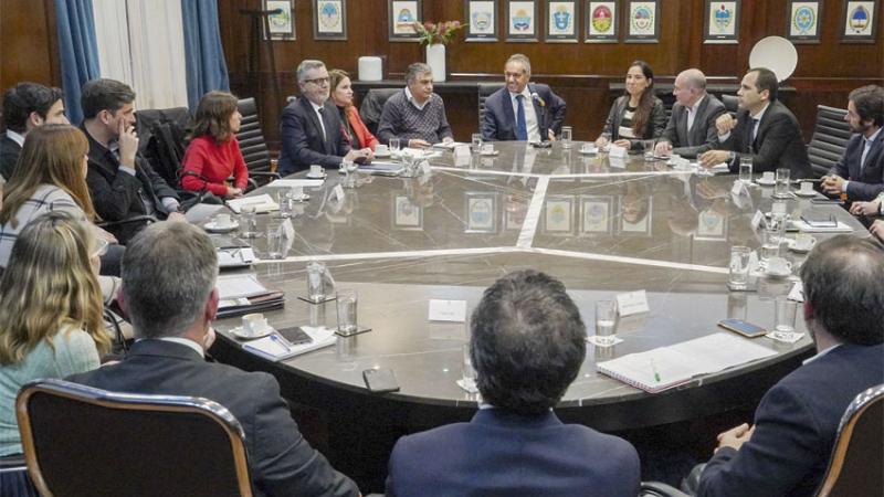 El gobierno flexibilizaría la restricción de dólares para empresas