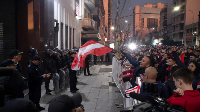 Tensión e incidentes con los hinchas de Independiente y la policía frente a la sede en Avellaneda