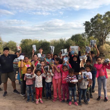 Chicos de un paraje del impenetrable con sus zapatillas nuevas.jpg