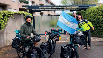 En bicicleta hasta Qatar: un trío que pedalea miles de kilómetros para ver a la "Scaloneta"