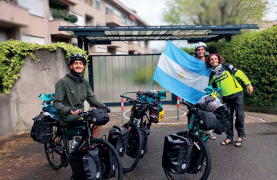 En bicicleta hasta Qatar: un trío que pedalea miles de kilómetros para ver a la "Scaloneta"