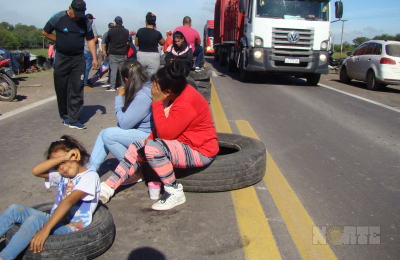 Planes sociales: polémico proyecto para dar de baja a quienes corten el tránsito con niños