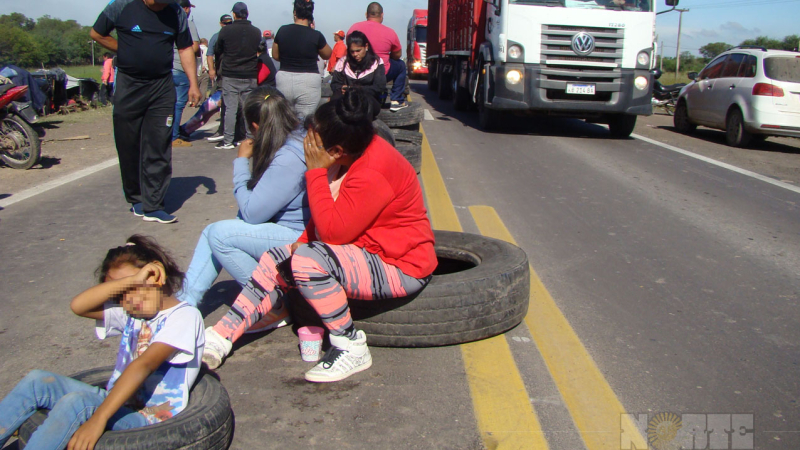 Planes sociales: polémico proyecto para dar de baja a quienes corten el tránsito con niños
