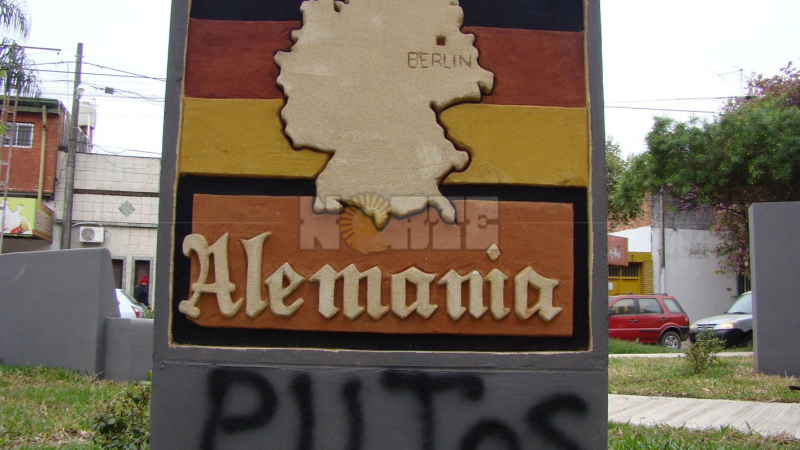 Vandalizaron la plazoleta de Alemania