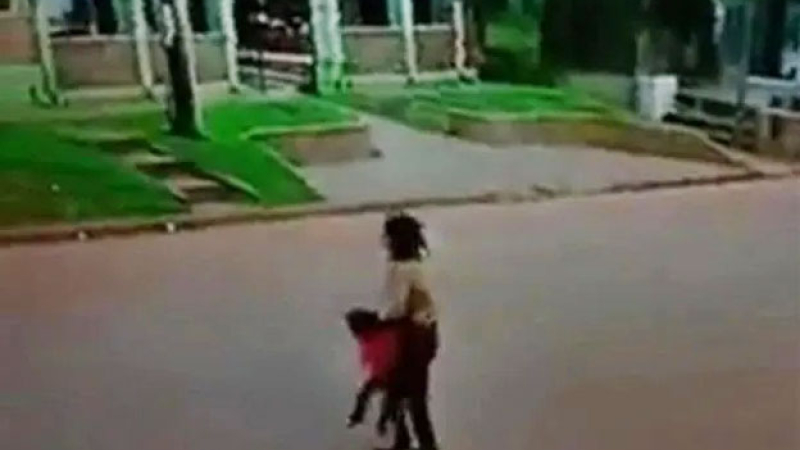 Imágenes impactantes: golpeó y pateó a su beba en plena calle