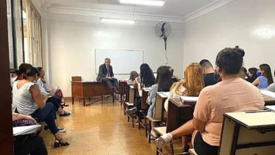 El presidente volvió a dar clases en la Facultad de Derecho