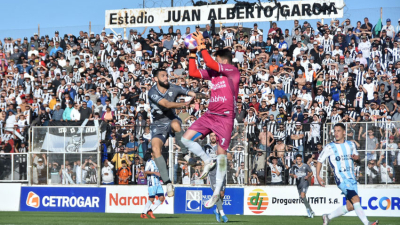 For Ever venció a Atlético Rafaela y no quiere despertar de su sueño