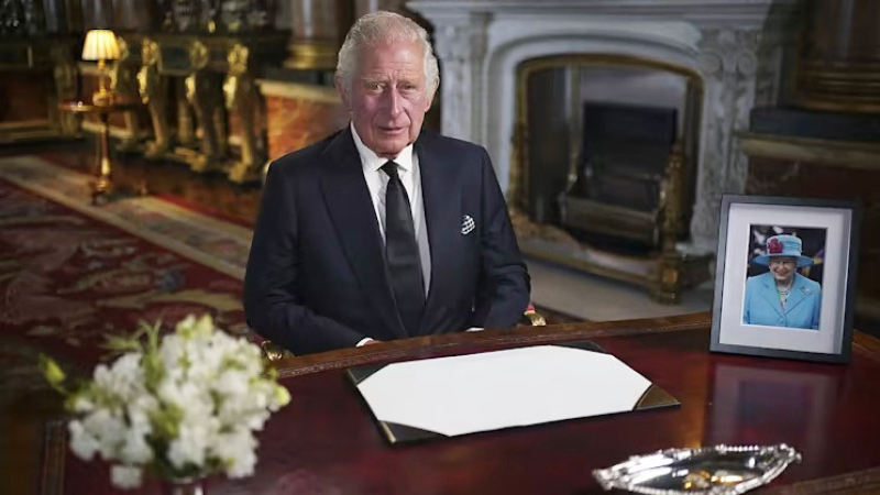Carlos III se comprometió a servir ‘toda la vida‘ a los británicos