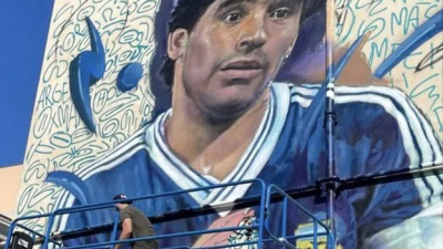 Un argentino pintó un increíble mural de Diego en Italia