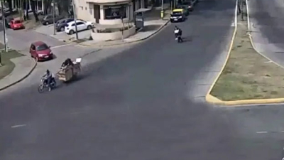 Robaron una barrera de un paso a nivel y se la llevaron en moto