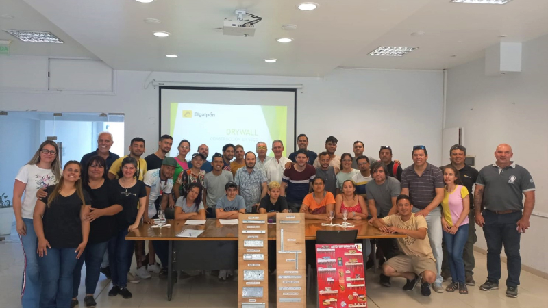 Capacitan en construcción en seco a personas sordas e hipoacúsicas