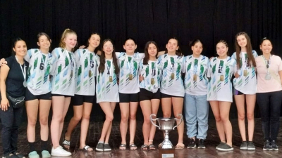Eufórico recibimiento en Quitilipi a las campeonas nacionales de cestobol