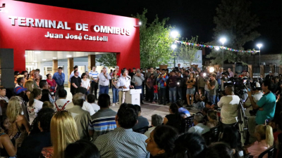 En Castelli Capitanich inauguró obras en la terminal y cancha de hockey